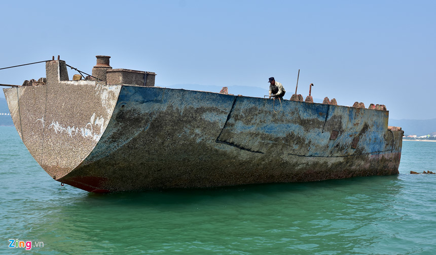 Xẻ thịt tàu hàng triệu đô chìm ở biển Quy Nhơn bán phế liệu